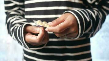 cerca arriba de hombre tomando pastillas desde ampolla paquete video