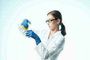 alegre mujer laboratorio asistente químico solución biología investigación foto