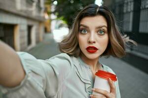 mujer al aire libre al aire libre con un taza de café estilo de vida selfie foto