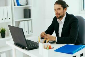 gerente trabajo en frente de ordenador portátil emociones jefe foto