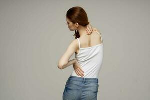 mujer en blanco camiseta dolor síntomas en el articulaciones artritis estudio tratamiento foto