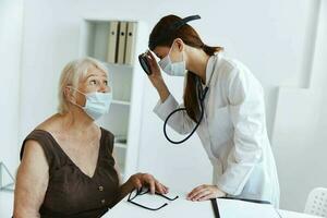 antiguo mujer paciente a el médico salud cuidado foto