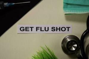 obtener gripe Disparo con inspiración y cuidado de la salud médico concepto en escritorio antecedentes foto