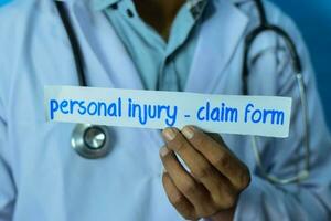 médico participación un tarjeta con texto personal lesión - Reclamación forma. médico y cuidado de la salud concepto. foto
