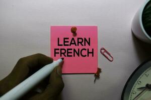 aprender francés texto en pegajoso notas aislado en oficina escritorio foto