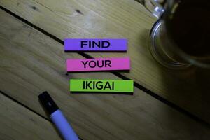 encontrar tu ikigai texto en pegajoso notas aislado en mesa antecedentes. japonés concepto foto