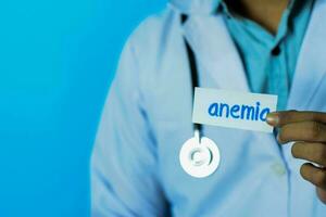 médico participación un tarjeta con texto anemia. médico y cuidado de la salud concepto. foto