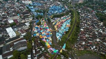 aéreo ver de el antiguo barrio bajo pueblo jodipán con vistoso casas en malang ciudad. este Java, Indonesia foto