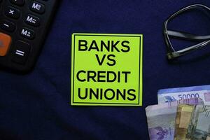 bancos vs crédito sindicatos texto en pegajoso notas aislado en oficina escritorio. foto