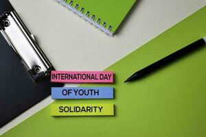internacional de juventud solidaridad texto en parte superior ver oficina escritorio mesa de negocio lugar de trabajo y negocio objetos. foto