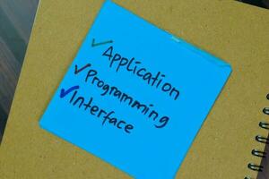 concepto de solicitud, programación, y interfaz escribir en pegajoso notas aislado en de madera mesa. foto