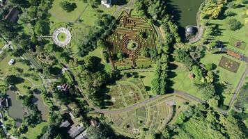 aéreo ver de el taman bunga nusantara o flor jardín nusantara, un viaje destino situado en cianjur. cianjur, Indonesia, julio 6, 2022 foto