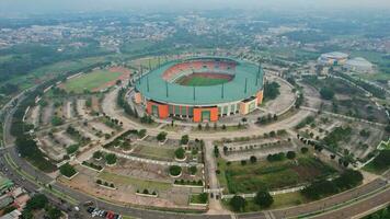 aéreo ver de el hermosa paisaje de pakansari estadio. con bogor paisaje urbano antecedentes. bogor, Indonesia, julio 6, 2022 foto