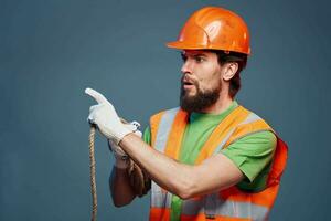 un hombre en un trabajando uniforme construcción seguridad profesionales foto