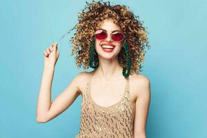 mujer sonrisa labios rojos decoración Rizado pelo azul antecedentes Gafas de sol foto