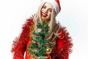 mujer en Papa Noel sombrero Navidad árbol juguetes decoración fiesta foto