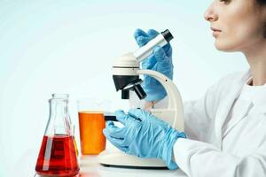mujer laboratorio asistente microscopio químico solución investigación análisis foto