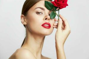 mujer con Rosa rojo labios encanto linda cara foto