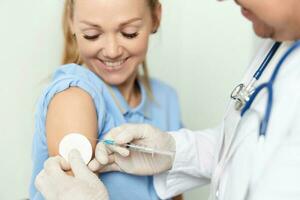 médico dando un inyección a un mujer salud codicioso vacunación foto