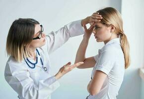 salud problemas hembra paciente y profesional médico lentes modelo estetoscopio foto