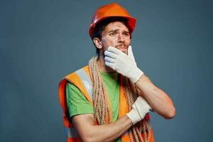 hombre en naranja pintar guante profesional construcción azul antecedentes foto