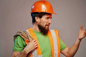 hombre en naranja casco trabajo ingeniero profesional herramientas foto