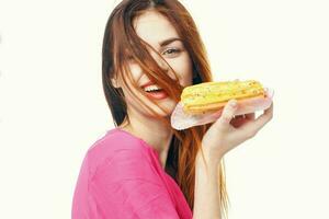 mujer comiendo eclair glamour bocadillo de cerca ligero antecedentes foto