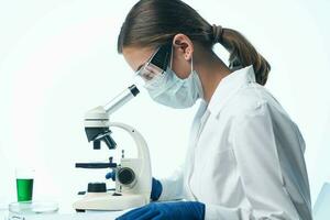 mujer laboratorio asistente microscopio diagnósticos química investigación foto