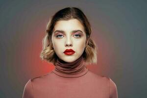 mujer con rojo labios maquillaje glamour cara cerca arriba foto