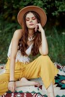 hermosa joven niña de cerca mira dentro el cámara en un sombrero vistiendo un eco hippie al aire libre, hermosa sonrisa con dientes en el puesta de sol ligero foto