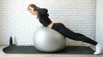 forme physique, sports et mode de vie sain. jeune femme travaillant à la maison avec un ballon de stabilité ou un ballon de fitness. entraînement à domicile video