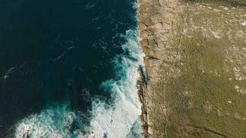 mer vagues frappe le rocheux littoral de péninsule sur une ensoleillé journée dans malpica, Espagne. - aérien video