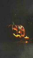 Halloween glühend Kürbis im das Nebel Vertikale Animation video