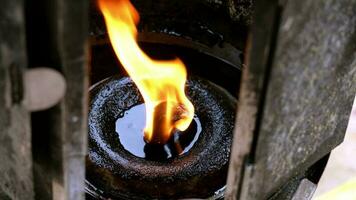 a fogo estava queimando às a gorjeta do a vela, velas estão queimando às tailandês templos, velas estão visto em toda parte dentro tailandês templos usava para religioso cerimônias video