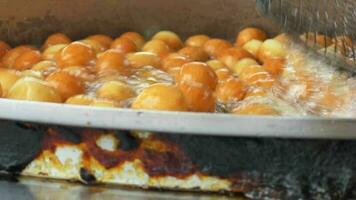 lokma ein traditionell Türkisch Krapfen Dessert gemacht mit Teig video