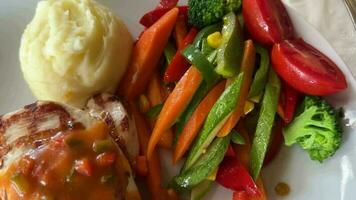 kip voedsel met vers groente en aardappel video