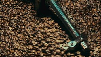 aromatisch koffie bonen in roosteren machine video