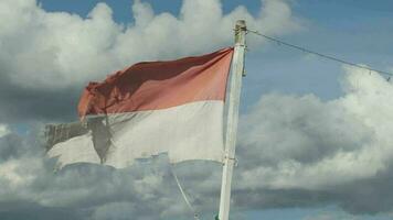 4k vídeo de el indonesio bandera revoloteando antiguo bandera, Rasgado y descolorido video