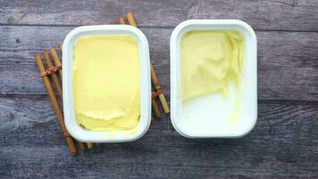 gesalzen Butter im ein Container auf schwarz Hintergrund video