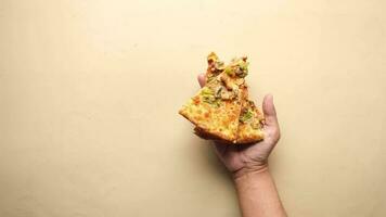 man hand plockning skiva av pizza video