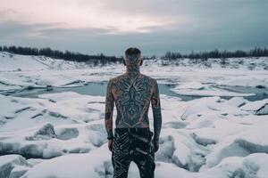 islandés hombre con su espalda cubierto en tatuajes fuera de en congelado invierno. ai generado foto