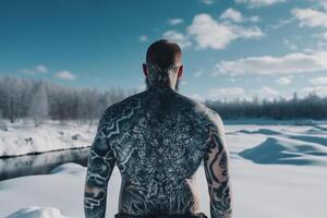 islandés hombre con su espalda cubierto en tatuajes fuera de en congelado invierno. ai generado foto