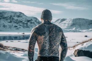 islandés hombre con su espalda cubierto en tatuajes fuera de en congelado invierno. ai generado foto