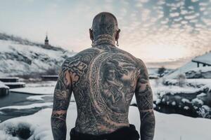 islandés hombre con su espalda cubierto en tatuajes fuera de en congelado invierno. ai generado foto