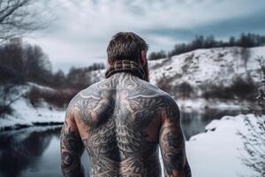 islandés hombre con su espalda cubierto en tatuajes fuera de en congelado invierno. ai generado foto