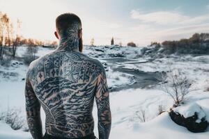 islandés hombre con su espalda cubierto en tatuajes fuera de en congelado invierno. ai generado foto