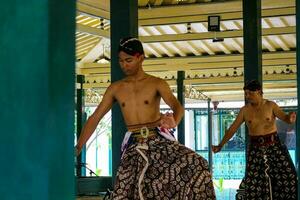 yogyakarta, Indonesia en octubre 2022. abdi dalem mataya, cortesanos de el yogyakarta palacio quien son bailarines t foto