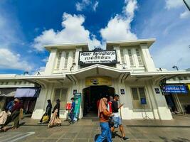 yogyakarta, Indonesia en julio 2022. beringharjo mercado es el más antiguo mercado en jogja ciudad con histórico y filosófico valores ese no puedo ser apartado desde el yogyakarta palacio. foto