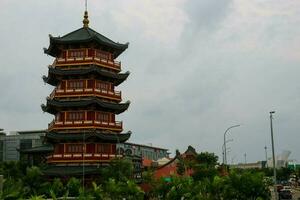 la pagoda está en medio del barrio chino pik pantjoran, pantai indah kapuk. foto