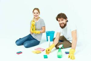 hombre y mujer a hogar detergente casa limpieza higiene foto